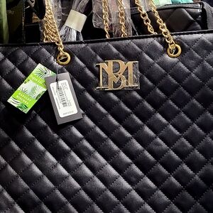 Elegant Black Quilted Crossbody Bag with Gold Accents